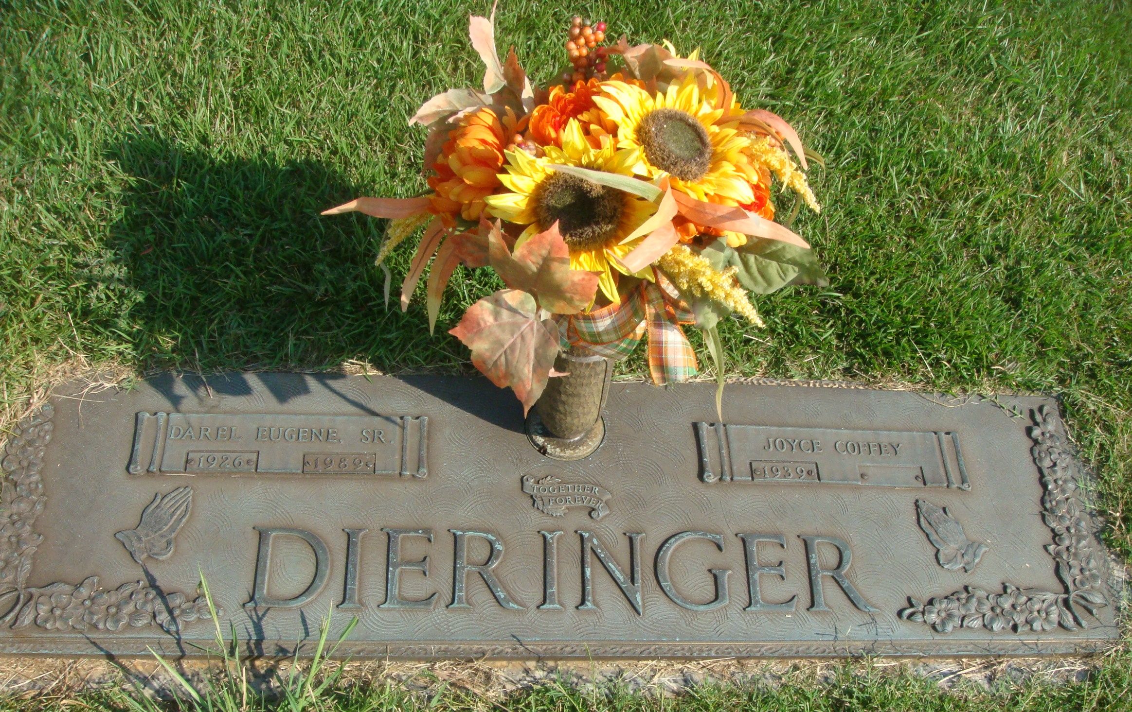 Grave marker of Darel Dieringer